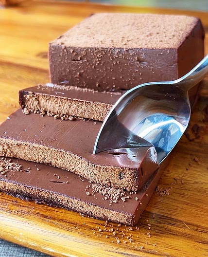 Chocolate Mousse Cake {without gelatin | no bake}