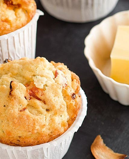 Sun-dried tomato, pesto and salami muffins