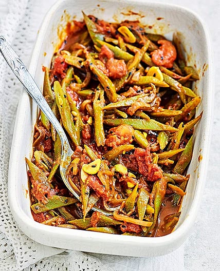 Runner beans with tomato and black onion seeds
