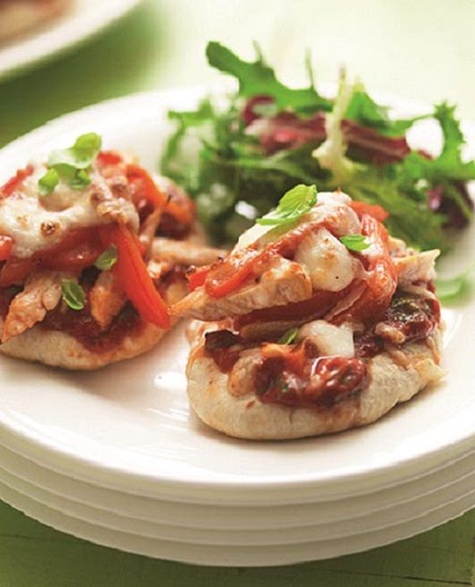 Chicken and pepper pitta pizzas