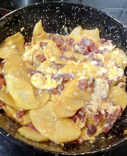 Receta de Huevos rotos con jamón y patatas