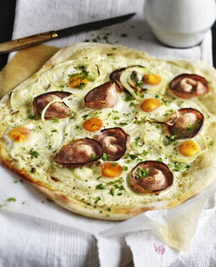Pizza à la crème fraîche andouille de Guémené œuf de caille et oignon de Roscoff