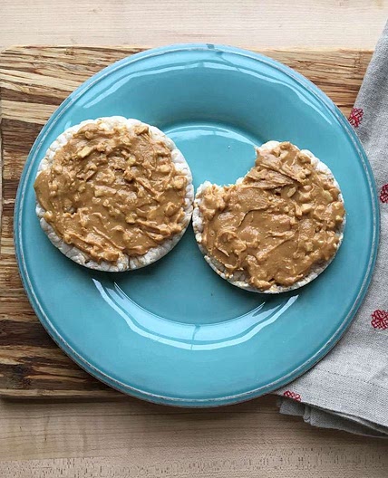 Rice Cakes with Peanut Butter