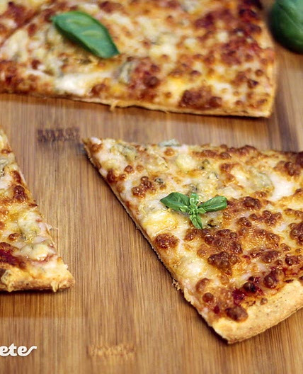 Pizza casera cuatro quesos