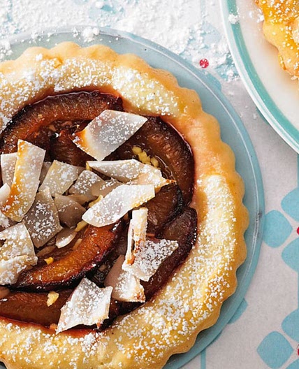 Zwetschgen-Törtchen mit Ingwer und Kokos