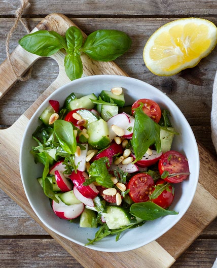 Gurken-Radieschen-Tomaten-Salat