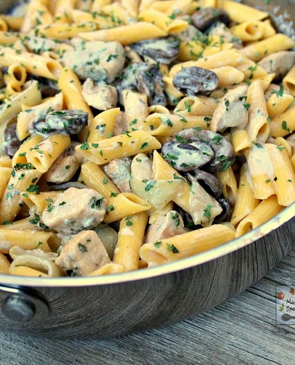 Pasta with Chicken and Mushrooms in Blue Cheese Sauce