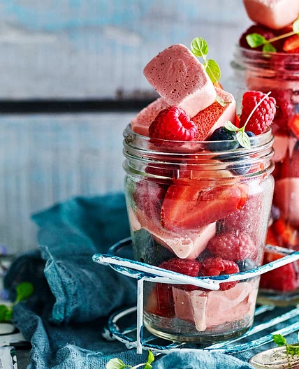 Frozen berry yoghurt cubes