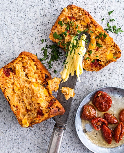 Sundried tomato-and-basil mieliebread