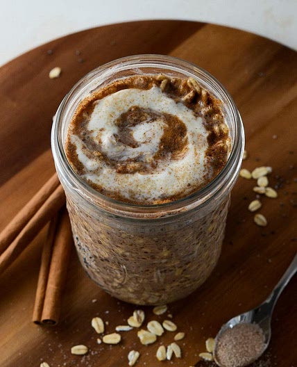 Cinnamon Roll Overnight Oats with Healthy Icing