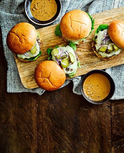Steak burgers with peppercorn sauce dip
