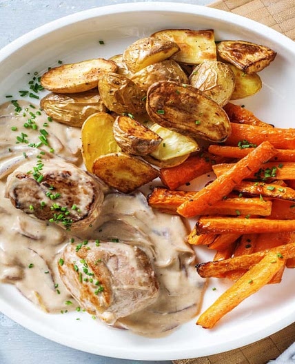 Gebratene Schweinemedaillons in Zwiebel-Rahmsoße mit Ofen-Karotten