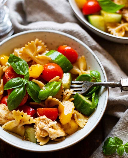 Weltbester bunter Nudelsalat mit Balsamico-Dressing