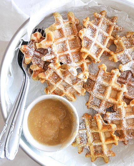 Waffeln mit Apfelmus ohne zusätzlichen Zucker