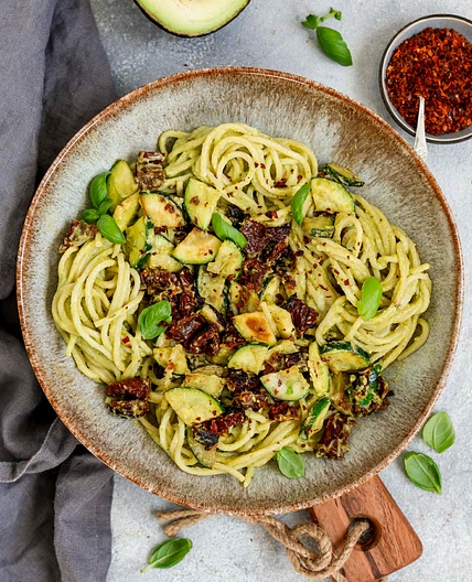 Veganes Avocado Pesto mit Spaghetti