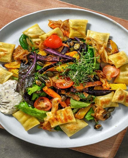 Vegane Maultaschen auf Wurzelgemüse-Salat mit Schmelzzwiebeln und süßem Senf-Dressing