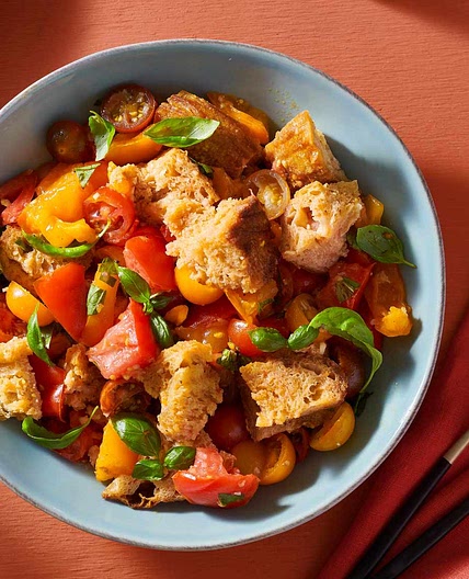 Classic Panzanella Salad (Tuscan-Style Tomato and Bread Salad)