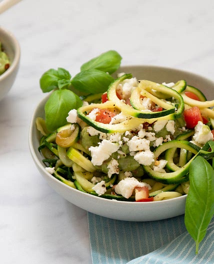 Zucchininudeln mit Avocado-Pesto