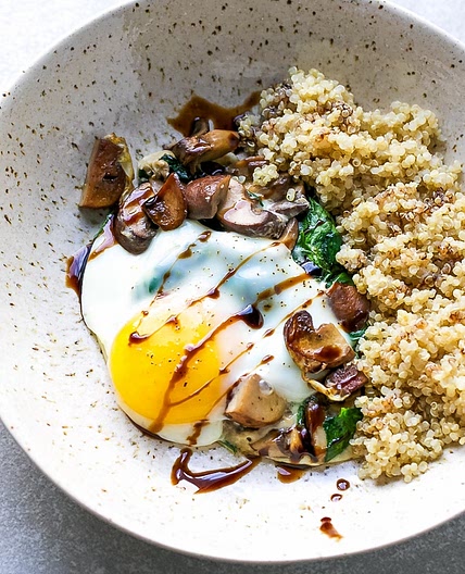 SPINACH MUSHROOM QUINOA BREAKFAST BOWL