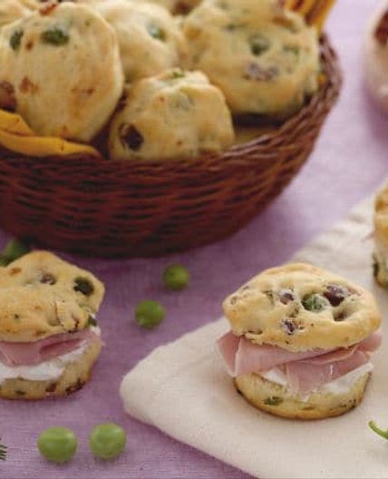 Scones salati ai piselli e pancetta