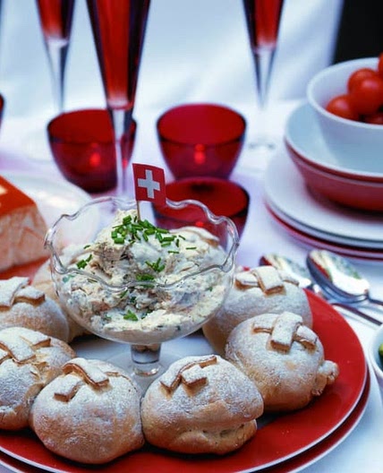 Gefüllter Brötlikranz mit Schinkenmousse