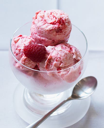 Raspberry frozen yoghurt