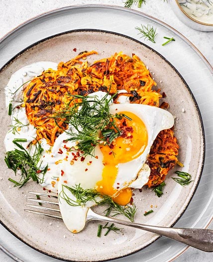 Röstis de patates douces et œufs au plat