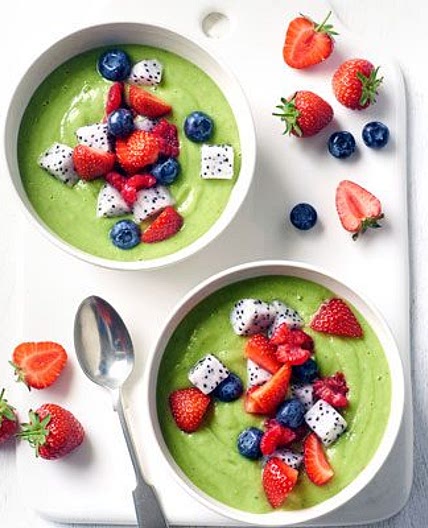 Green rainbow smoothie bowl