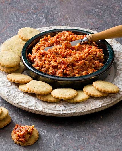 Capsicum and sun-dried tomato dip