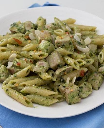 Pasta con pesto e tonno fresco
