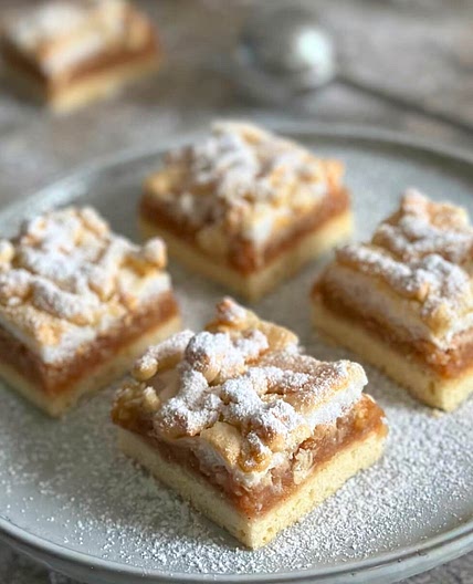 Apple Crumble Bars - more apples than crumble