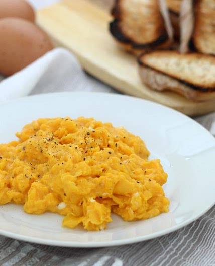 Uova strapazzate, ricetta secondo piatto facile e veloce