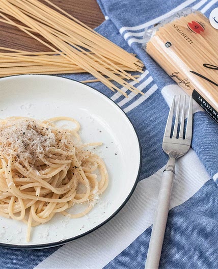 Pasta cacio e pepe. Spaghetti cacio e pepe