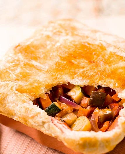 Salteado de legumes com massa folhada