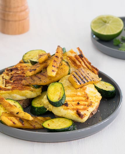 Grill-Halloumi mit Mango und Zucchini