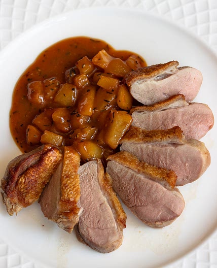Crispy duck breasts with pear and pepper sauce