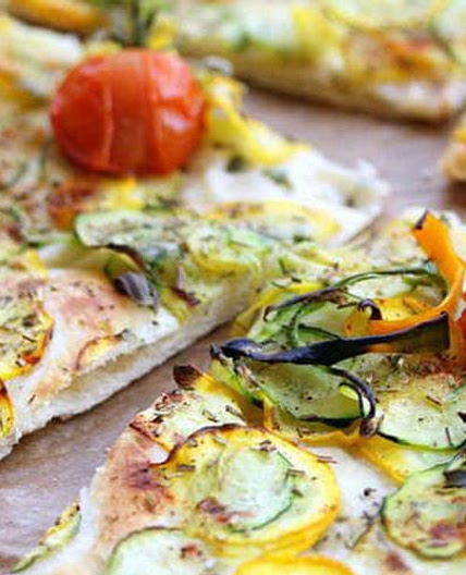 Pizza végétalienne aux courgettes et les herbes de la Garrigue