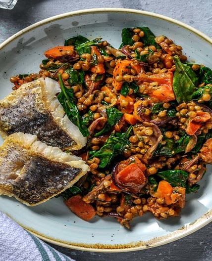 Gebratener Seehecht auf Balsamico-Linsen mit Karotte, Tomate und Babyspinat