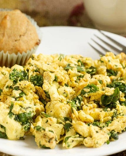 Saludables HUEVOS revueltos altos en proteína,¡con espinaca y queso parmesano!