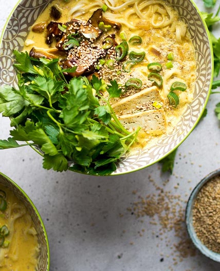 Ramen coco-curry aux champignons marinés