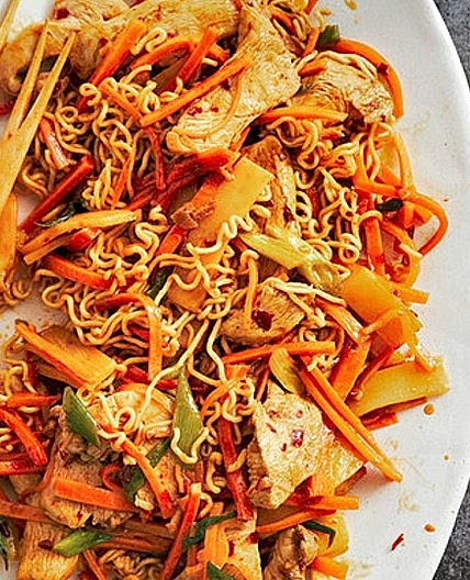 Gebratene Mie-Nudeln mit Hähnchen