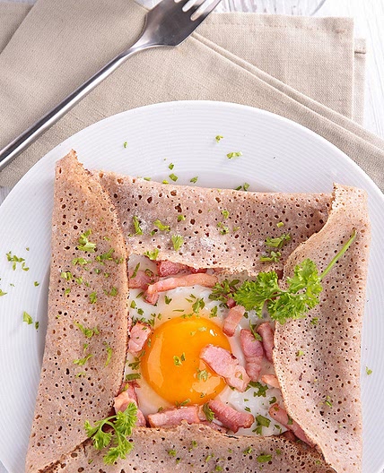 Galette complète oeuf, jambon et comté