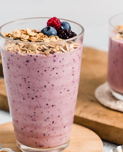 Yoghurt, mixed berry & granola smoothie