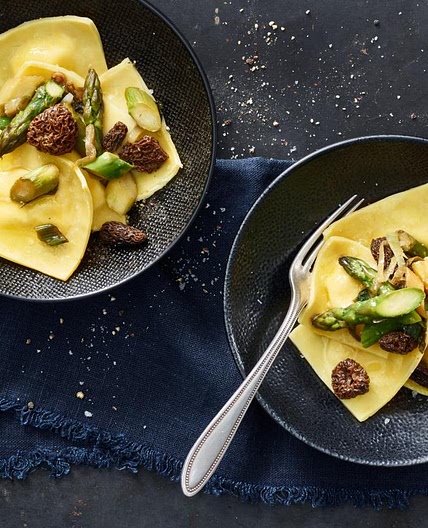 Ravioli mit Spargelragout