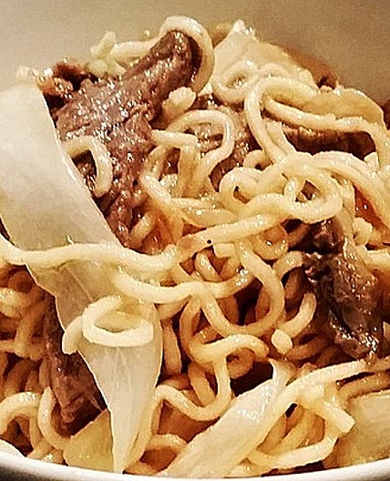 Gebratene Nudeln mit Rind aus dem Wok