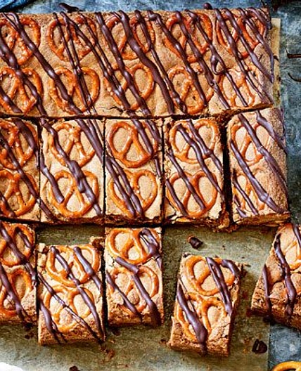 Chocolate, peanut butter & pretzel cookie bars