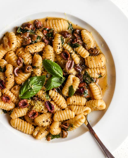Cacio e pepe with olives and basil
