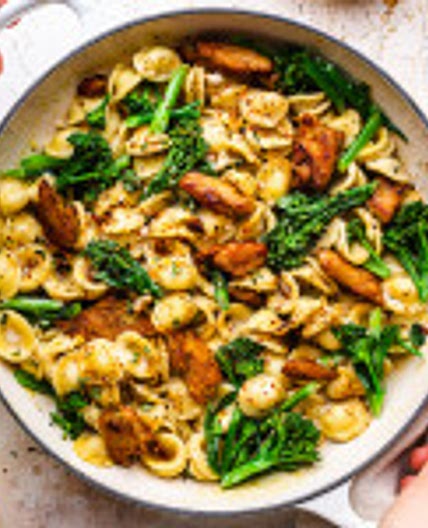 Vegan broccoli pasta with chick'n