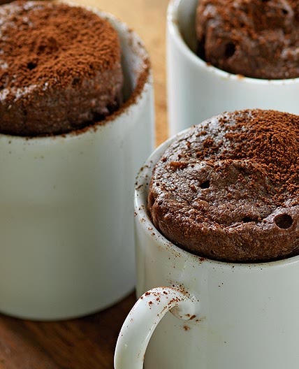 Microwave mug: Chocolate, banana and almond cups