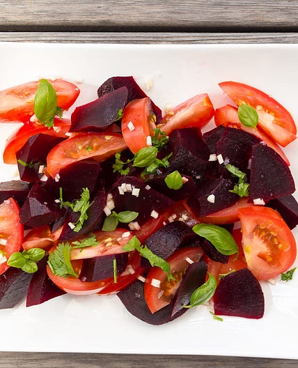 Ensalada de remolacha cocida y tomate
